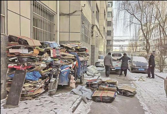 西宁废品回收:西宁这个小区堆满通道的废品清理干净了